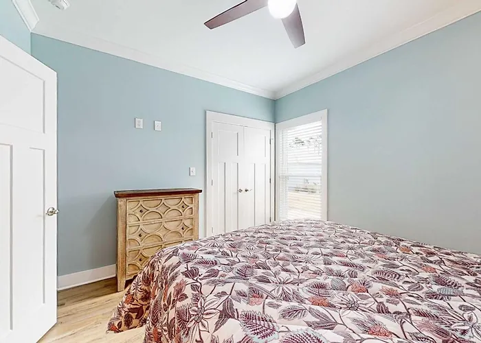Brand-new With Covered Patio Ac W&d & Pool Access - Near Holiday home